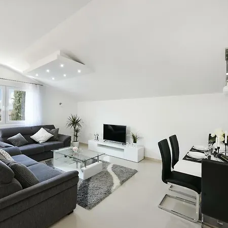 Monika - Private Terrace & Parking Apartment Zadar