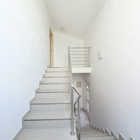 Monika - Private Terrace & Parking アパート ザダル