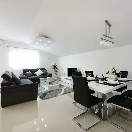 Monika - Private Terrace & Parking アパート