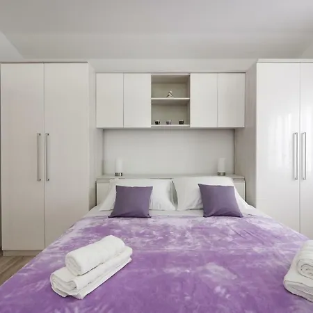 Monika - Private Terrace & Parking * ザダル