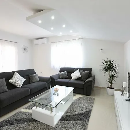 Apartment Monika - Private Terrace & Parking
