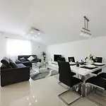 Monika - Private Terrace & Parking Apartament