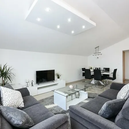 Lägenhet Monika - Private Terrace & Parking *